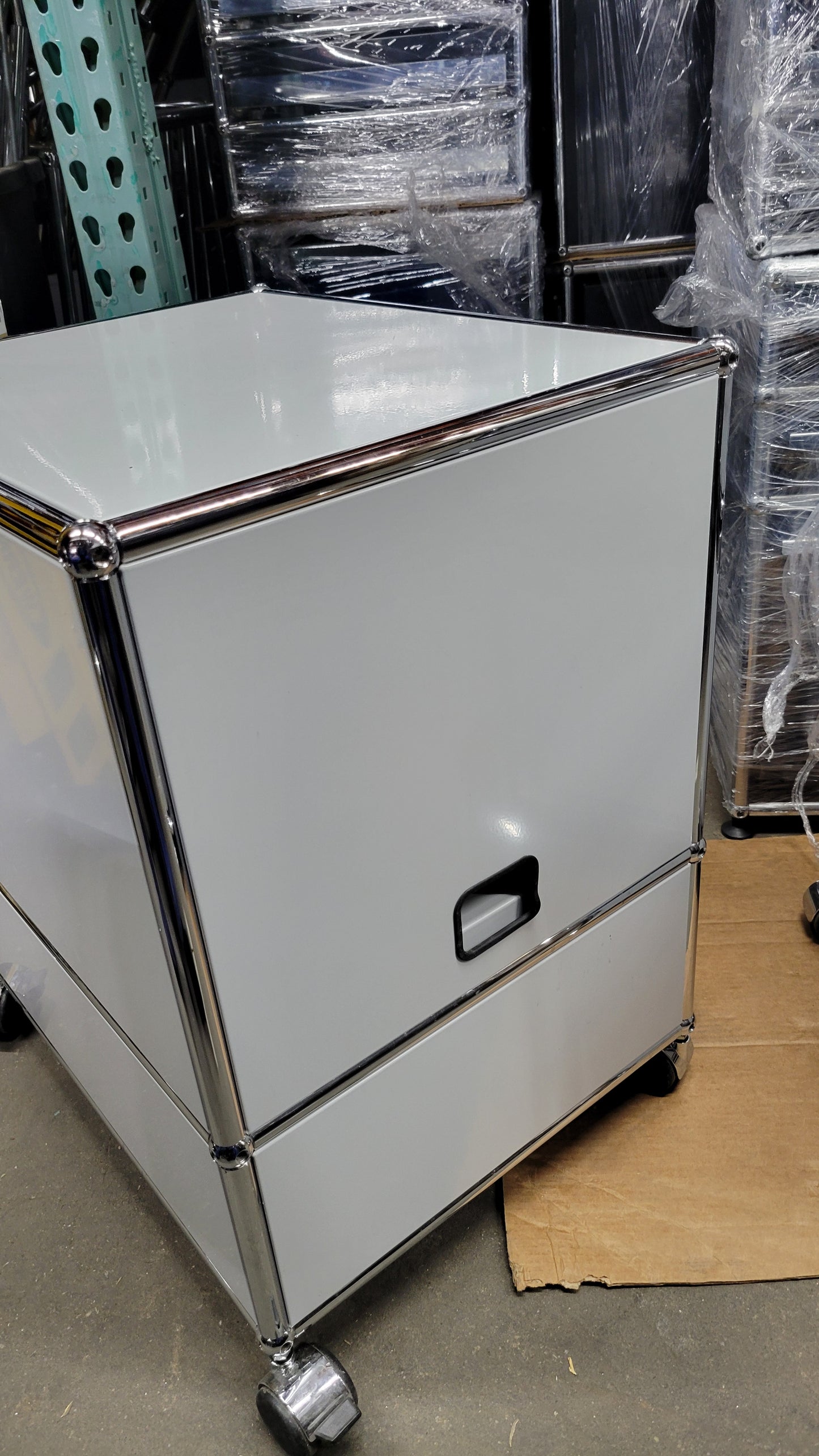 USM Haller Rolling Nightstand / Pedestal File Cabinet with 1 Drawer and 1 Pull-Out Shelf in Light Grey