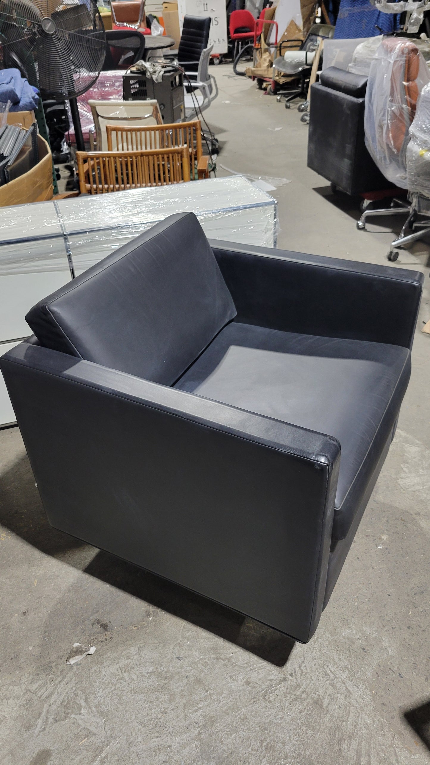 Brandford Furniture Modern Leather Lounge Chair in Black
