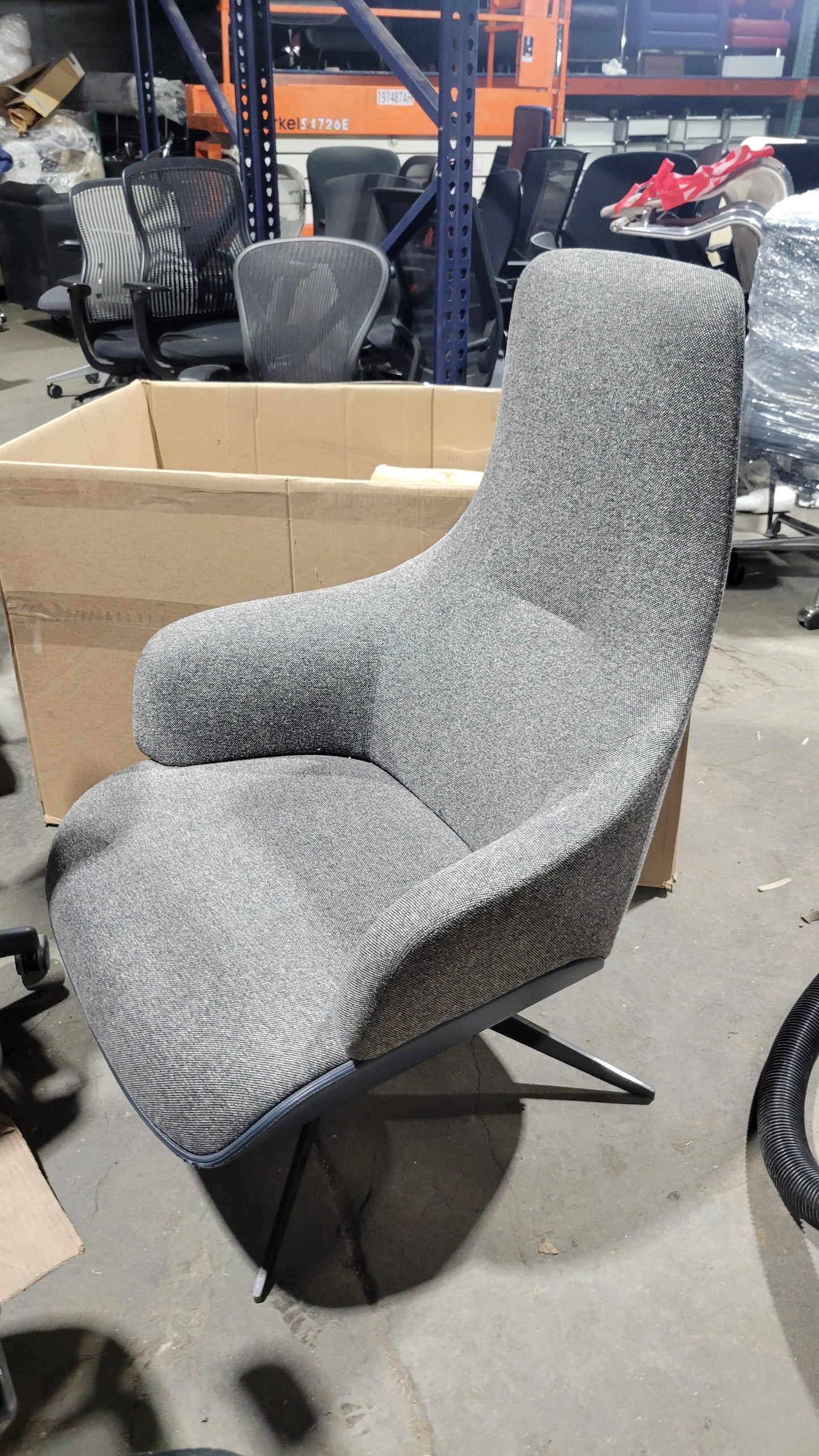 Molteni&C Kensington Swivel Armchair