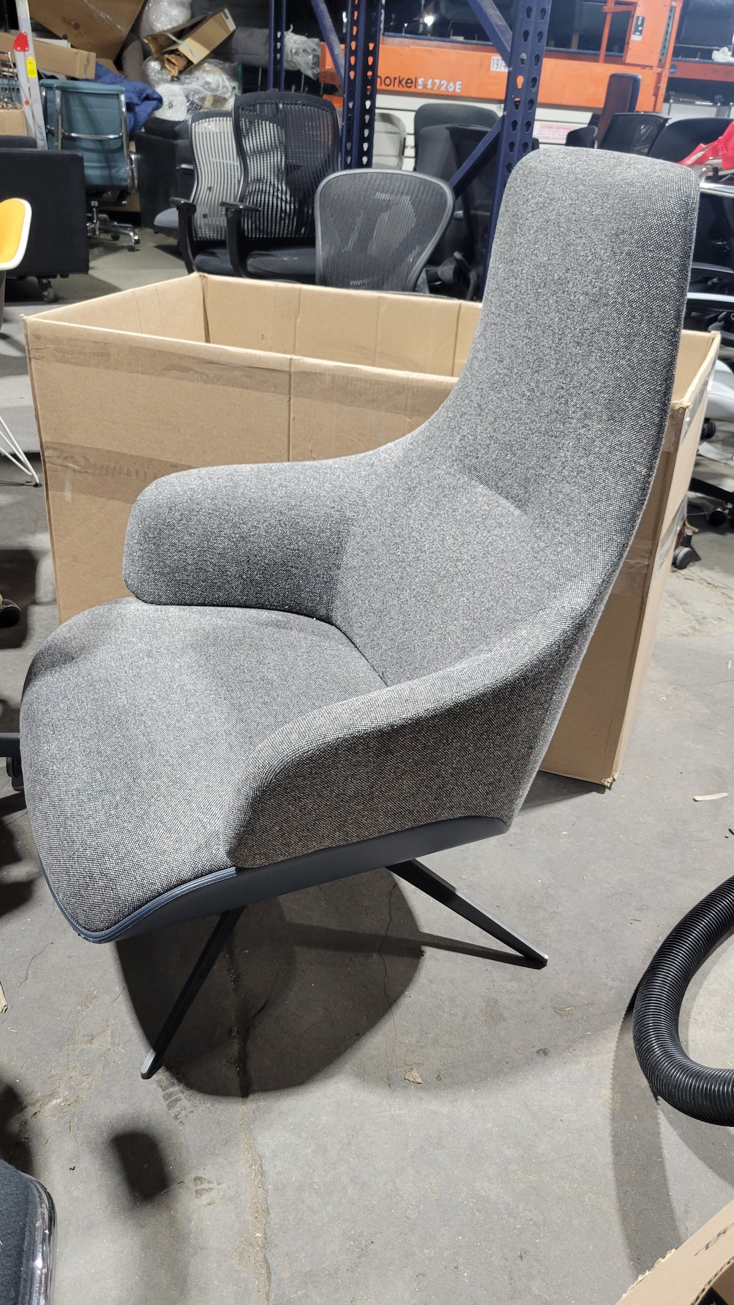 Molteni&C Kensington Swivel Armchair