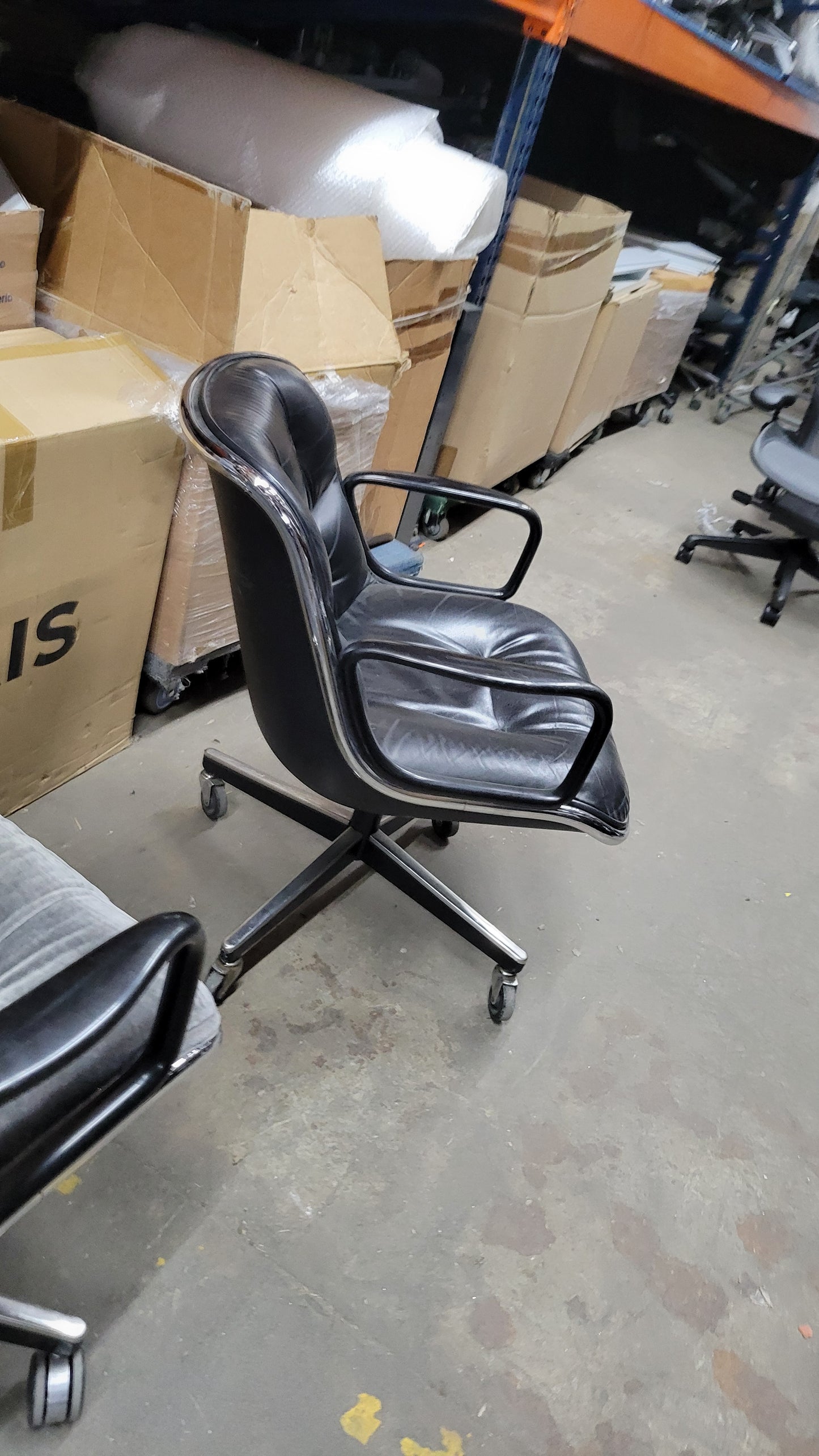 Knoll Pollock Executive Chair in Black Leather with Manual Height Adjustment (Missing 1 Button)