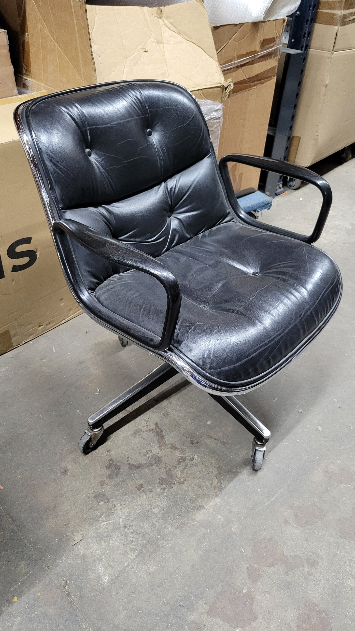 Knoll Pollock Executive Chair in Black Leather with Manual Height Adjustment (Missing 1 Button)
