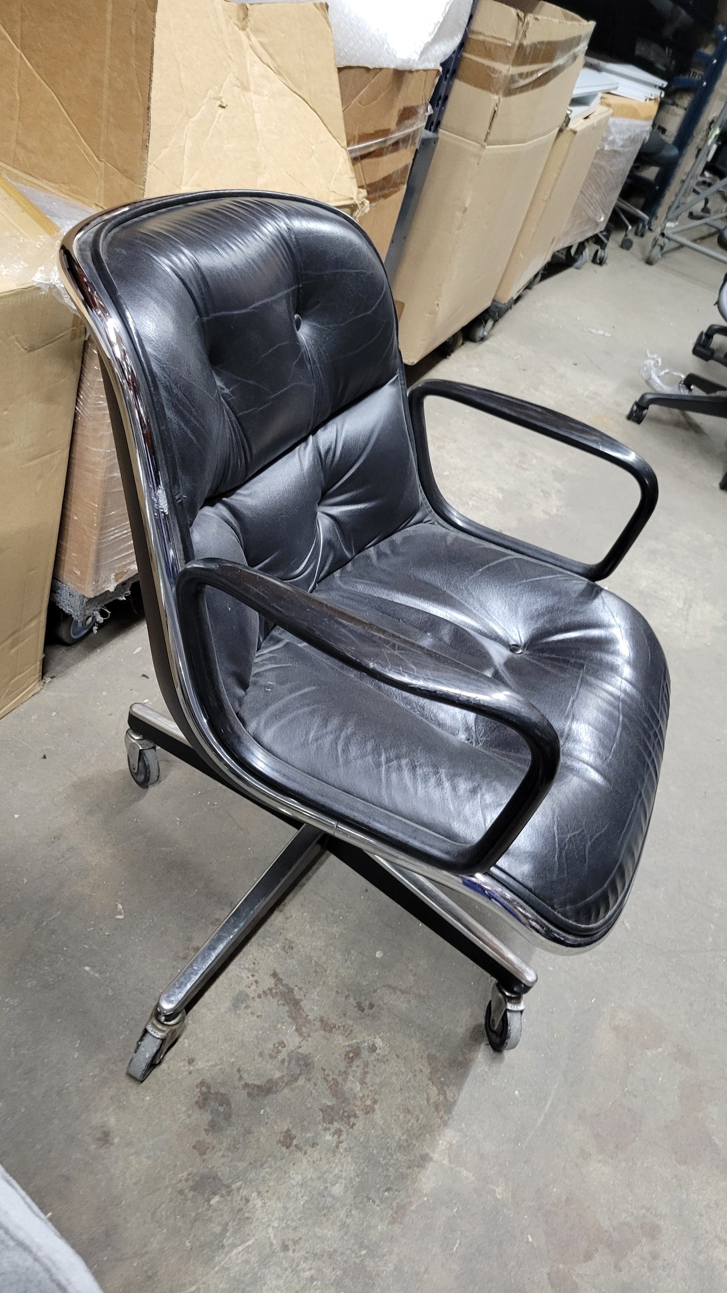 Knoll Pollock Executive Chair in Black Leather with Manual Height Adjustment (Missing 1 Button)