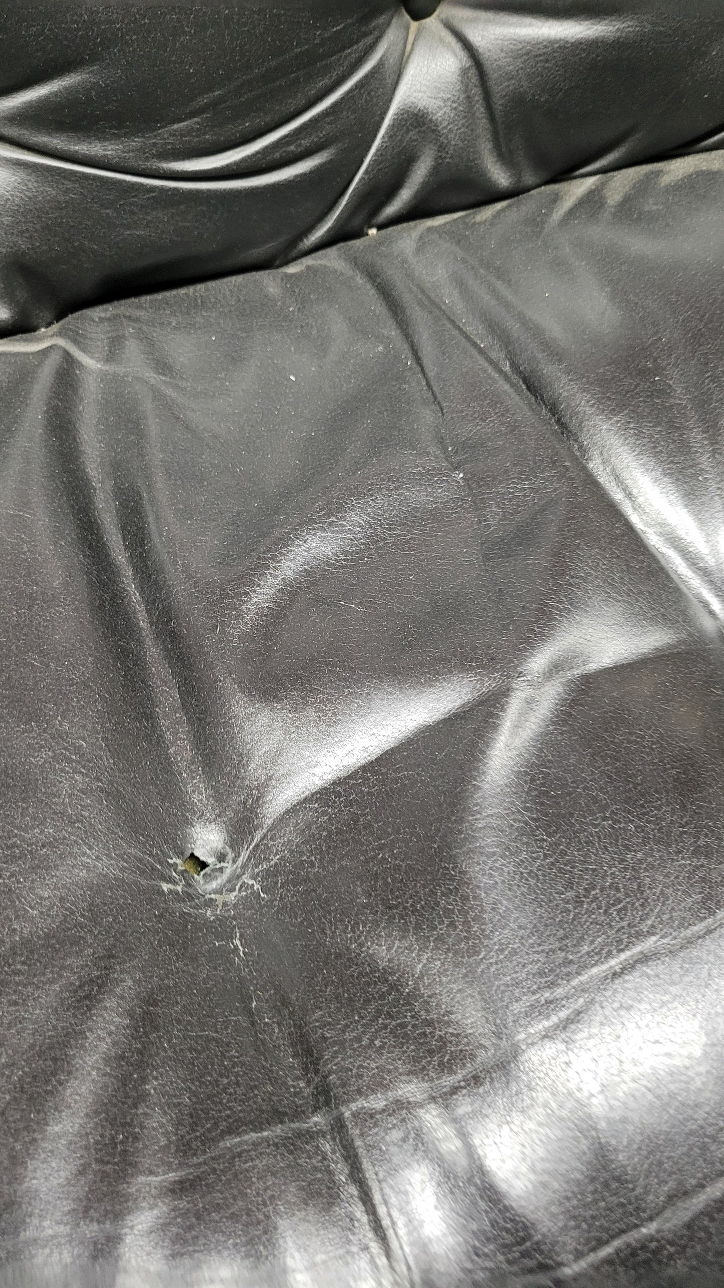 Knoll Pollock Executive Chair in Black Leather with Manual Height Adjustment (Missing 1 Button)