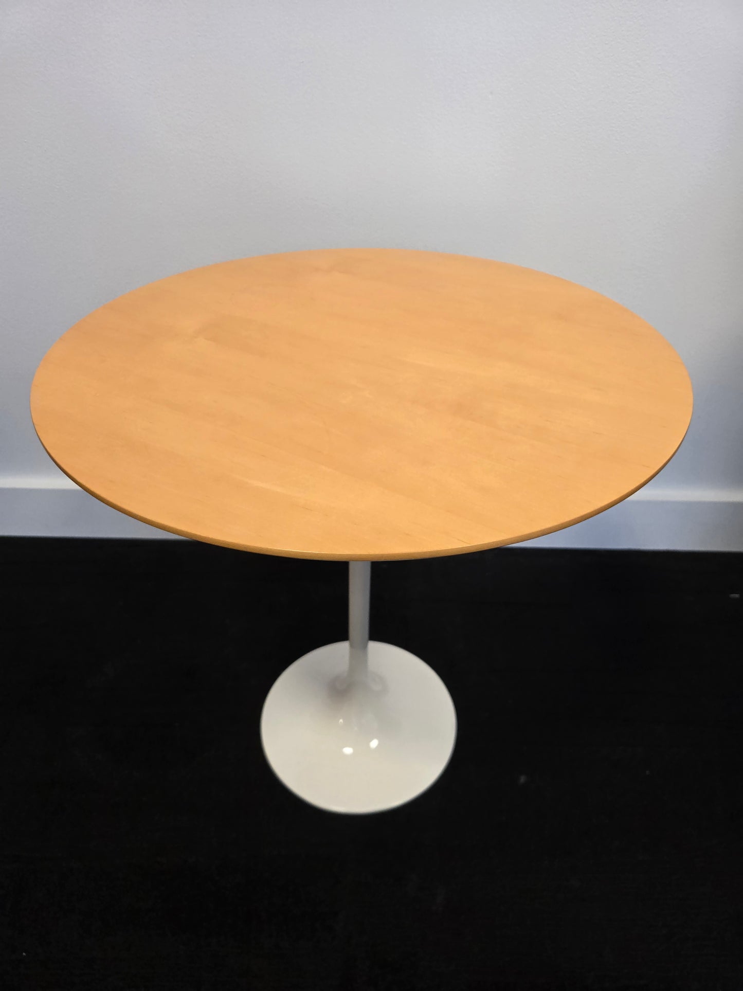 Tulip Style 20-in Side Table in Maple