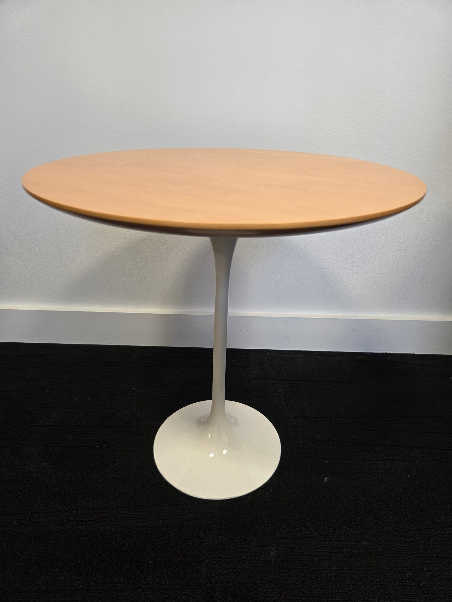 Tulip Style 20-in Side Table in Maple