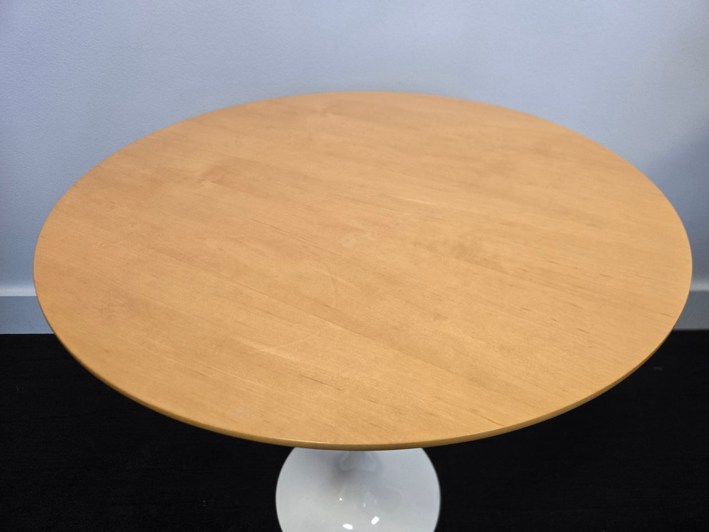 Tulip Style 20-in Side Table in Maple