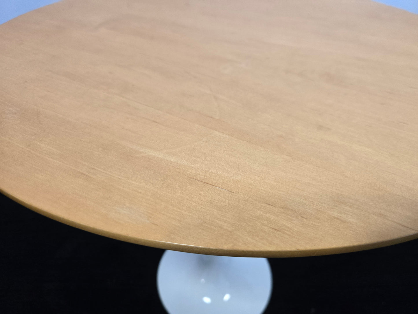 Tulip Style 20-in Side Table in Maple