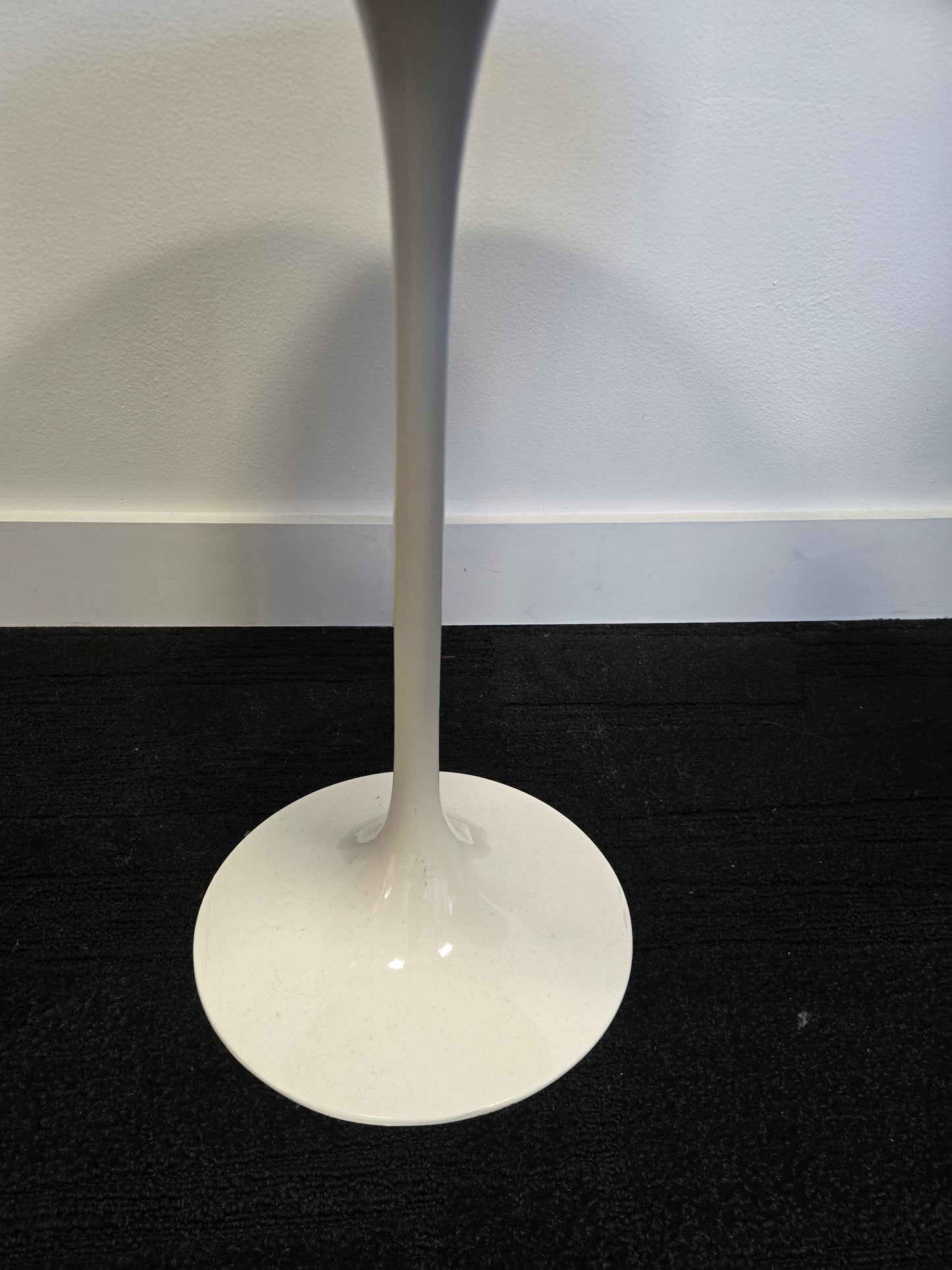 Tulip Style 20-in Side Table in Maple