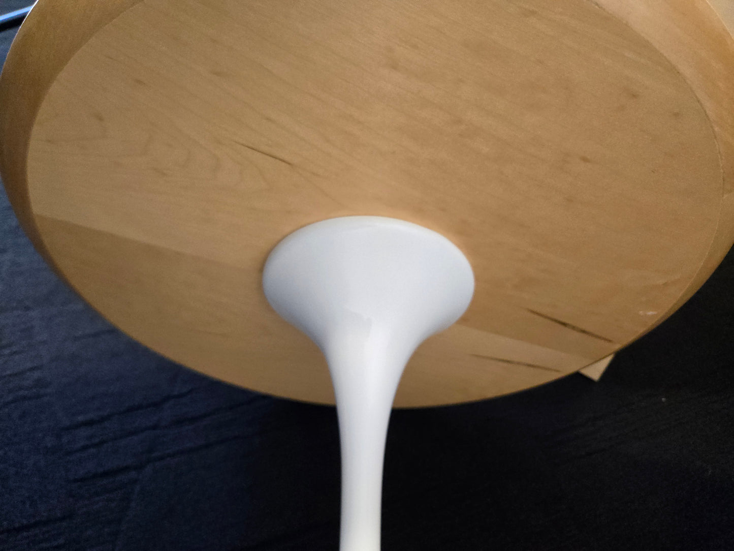 Tulip Style 20-in Side Table in Maple