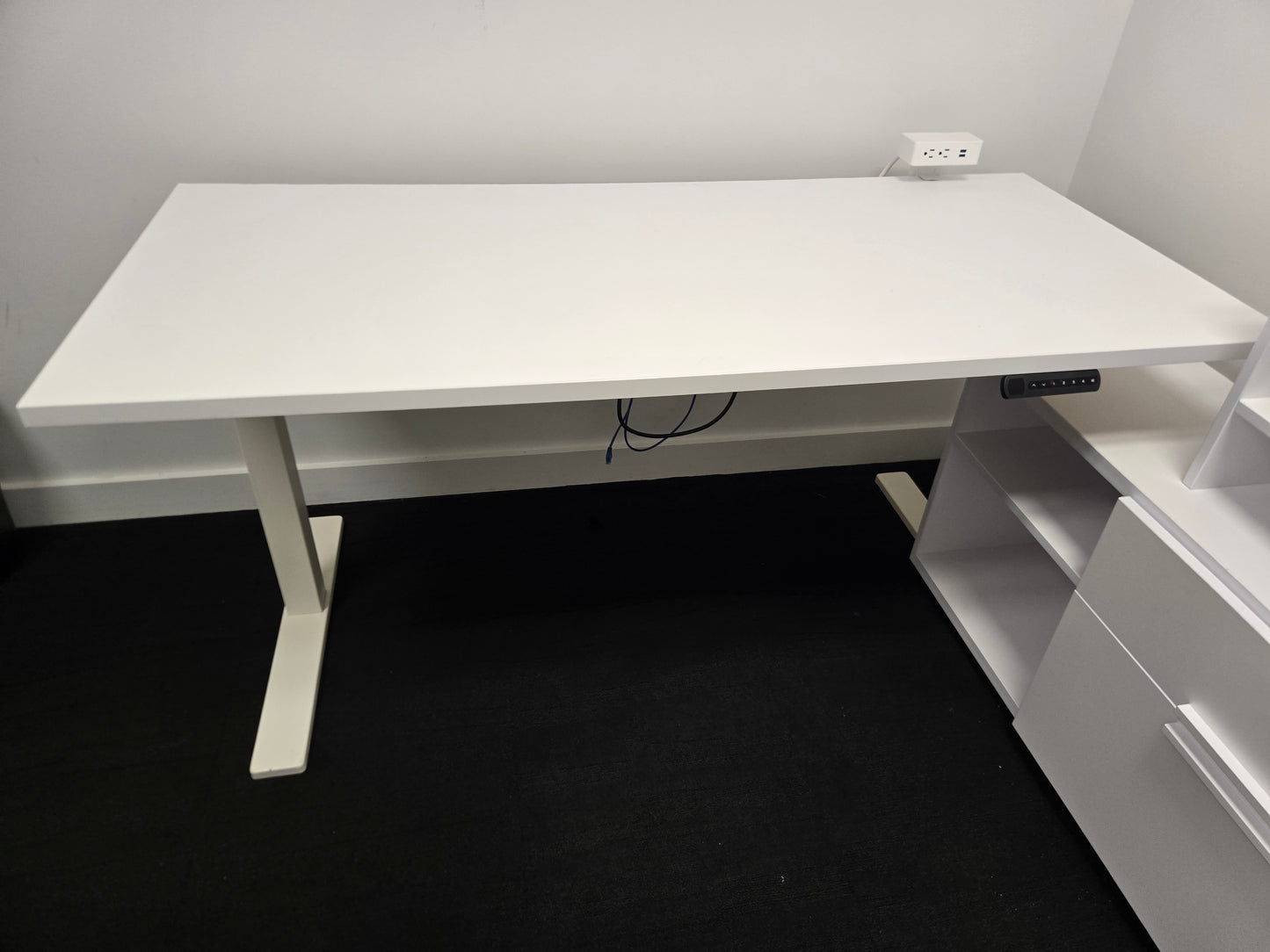 Knoll Electric Height-Adjustable 64-in Desk in White