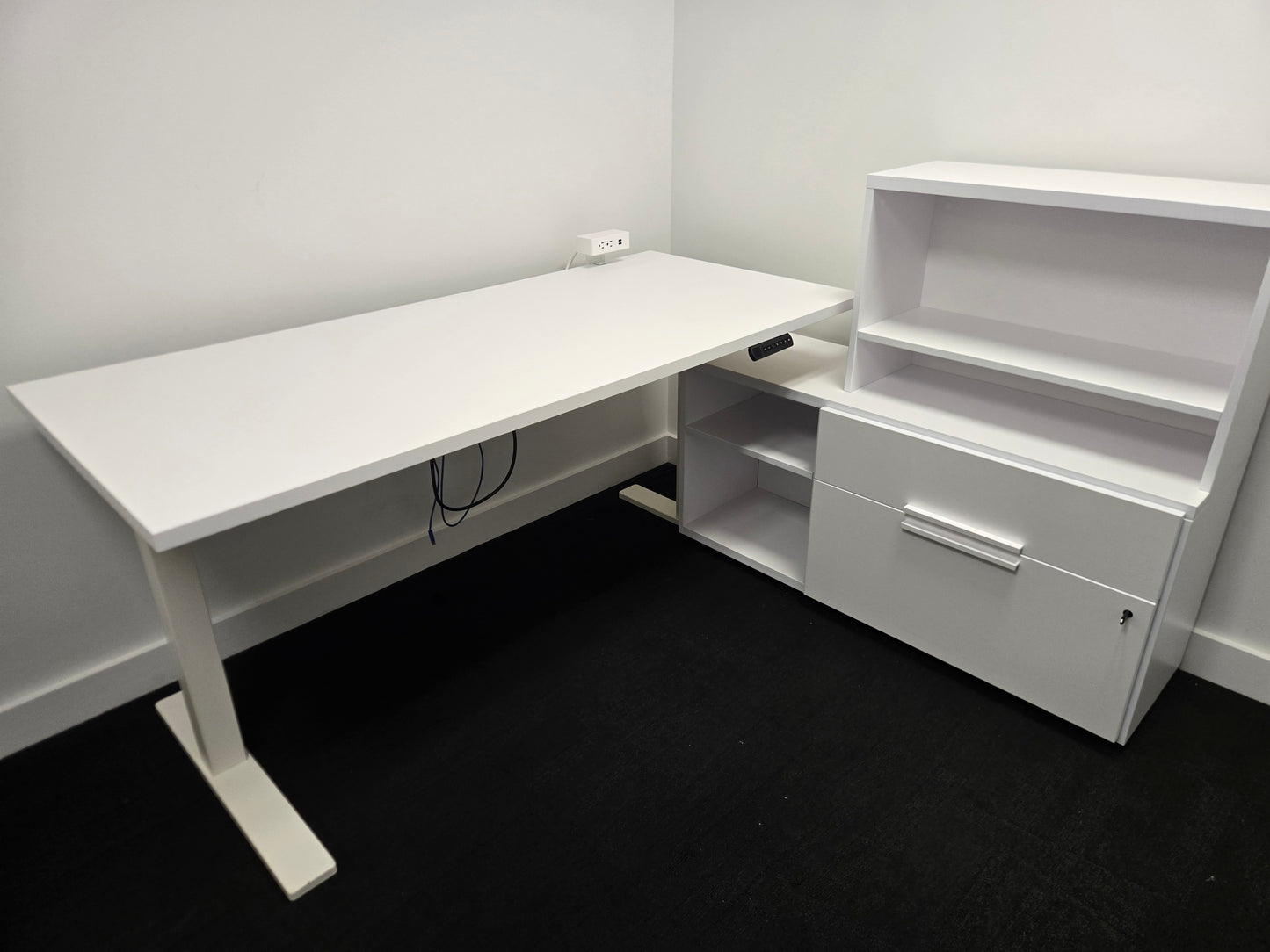 Knoll Electric Height-Adjustable 64-in Desk in White