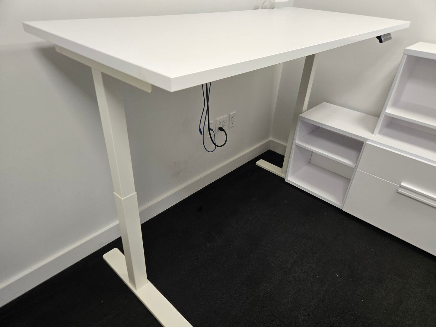 Knoll Electric Height-Adjustable 64-in Desk in White