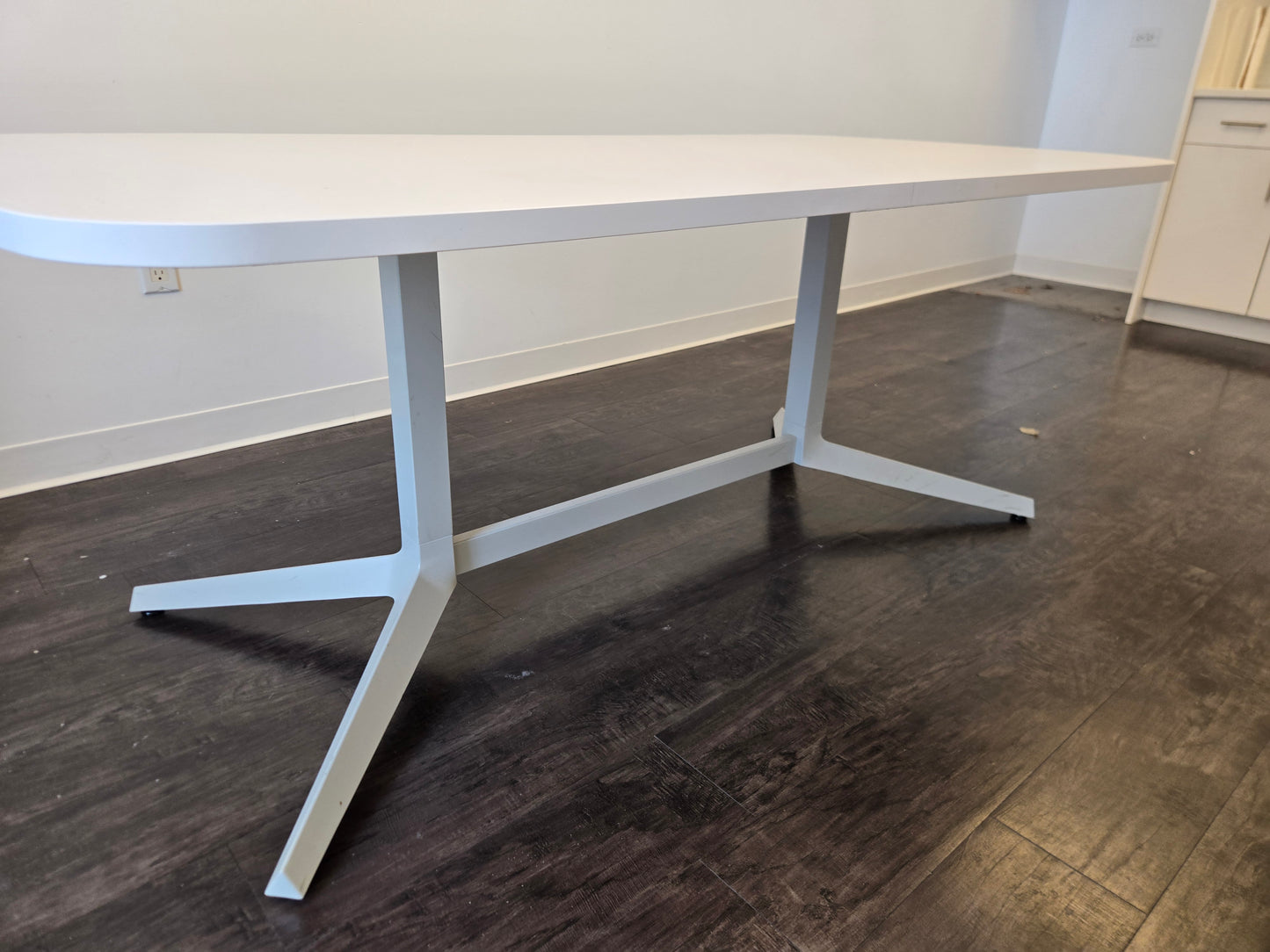 Knoll Dividends Skyline 72x30-in Dining / Conference Table in White