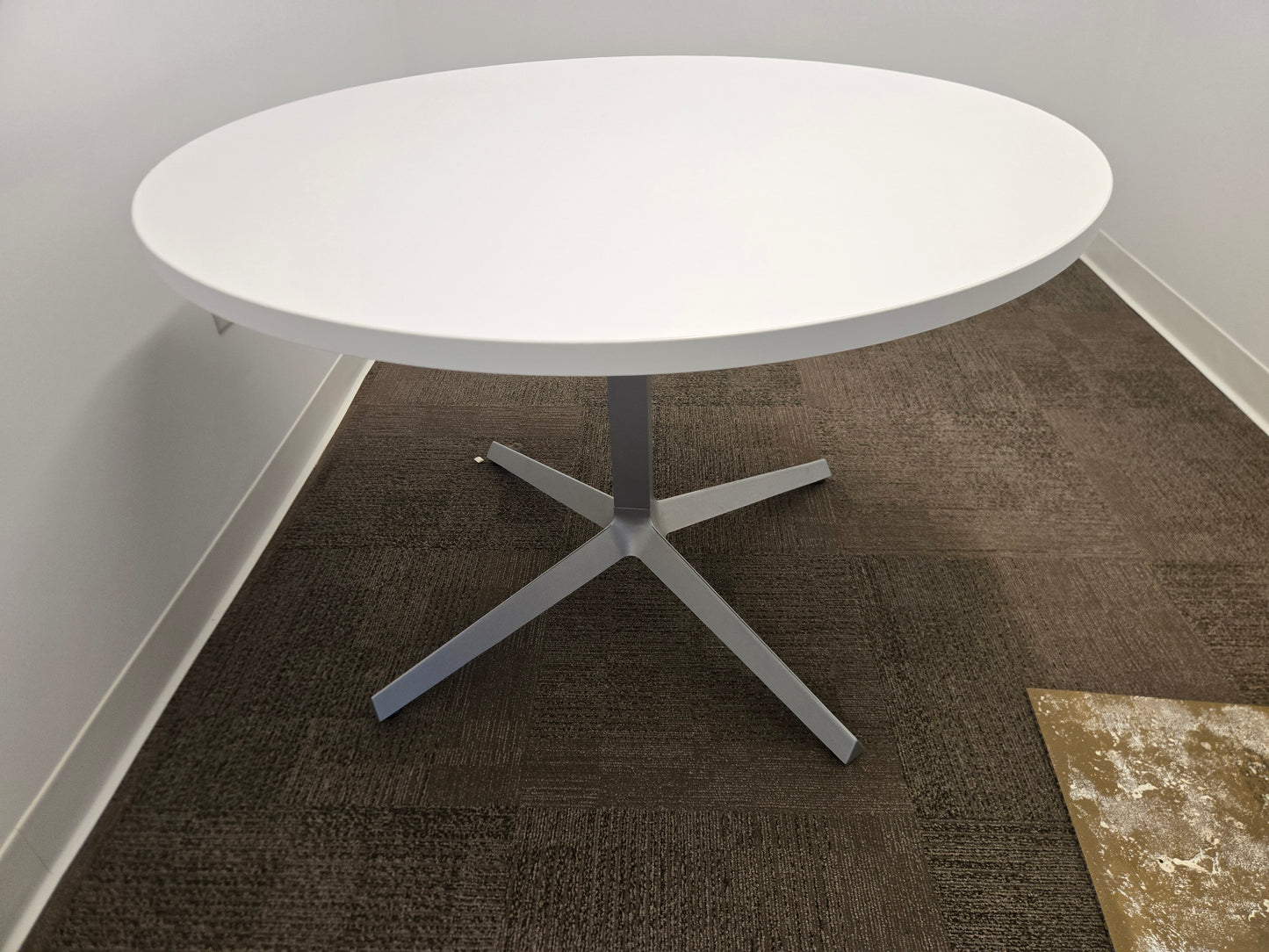 Knoll Dividends Skyline 42-in Round Table in White