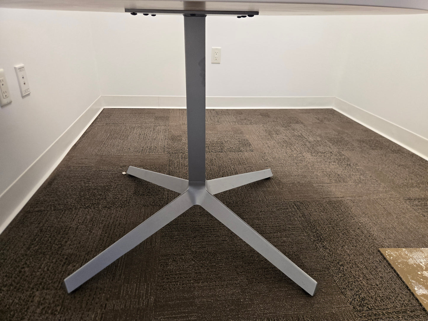 Knoll Dividends Skyline 42-in Round Table in White