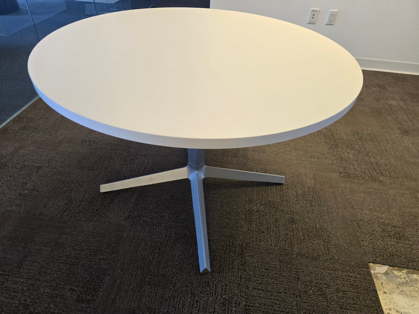 Knoll Dividends Skyline 42-in Round Table in White