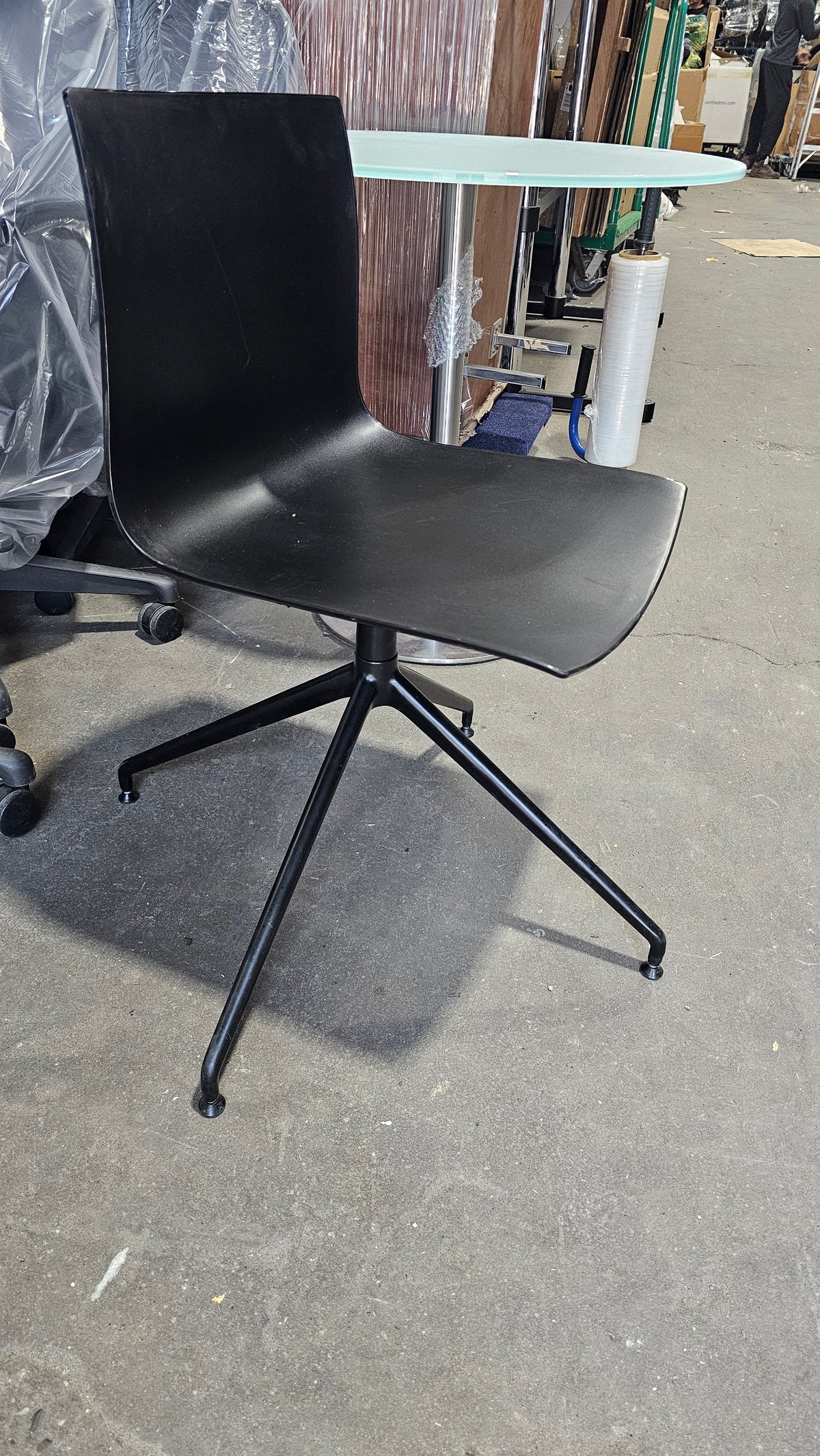 Arper Catifa 46 Side Chair in Black with Swivel 4-Star Base