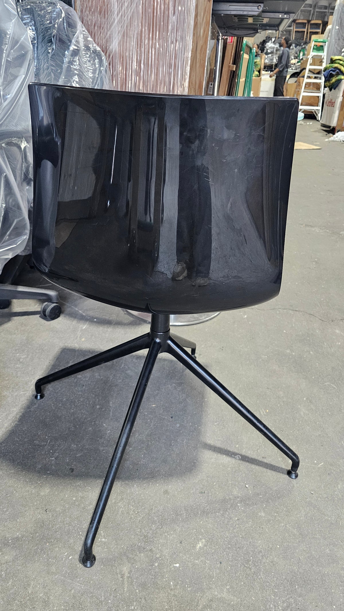 Arper Catifa 46 Side Chair in Black with Swivel 4-Star Base