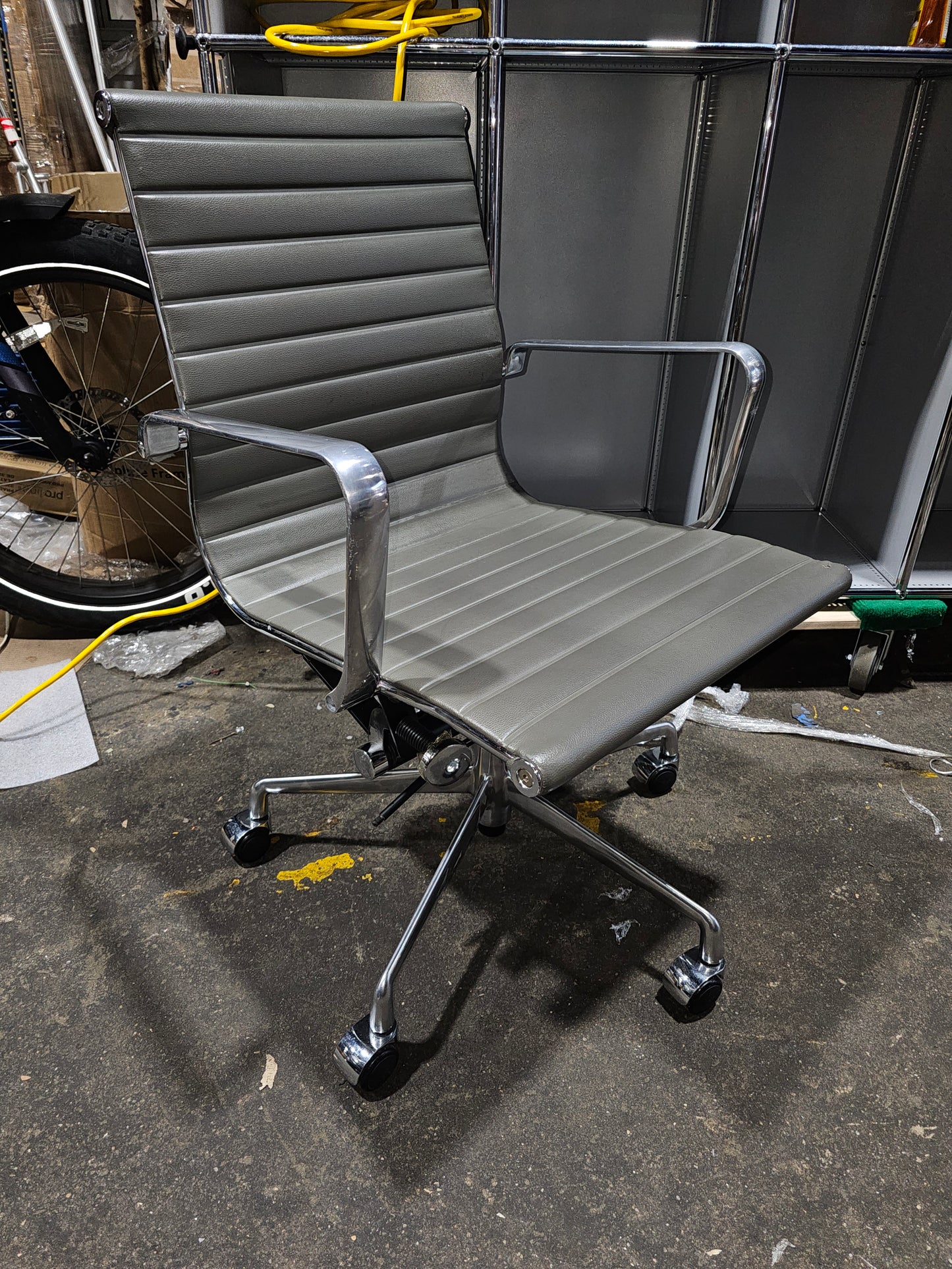 Executive Ribbed Management Chair in Grey