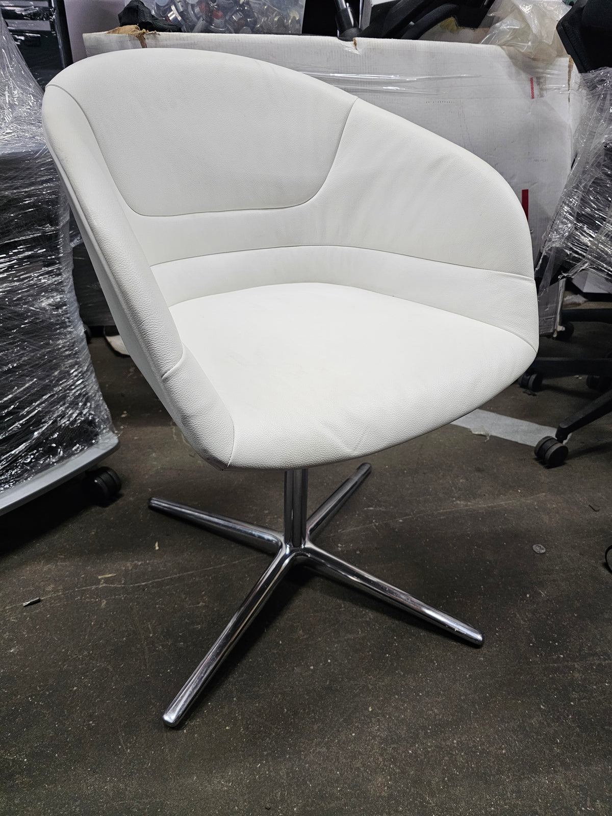 Walter Knoll Kyo Swivel Armchair in White Leather