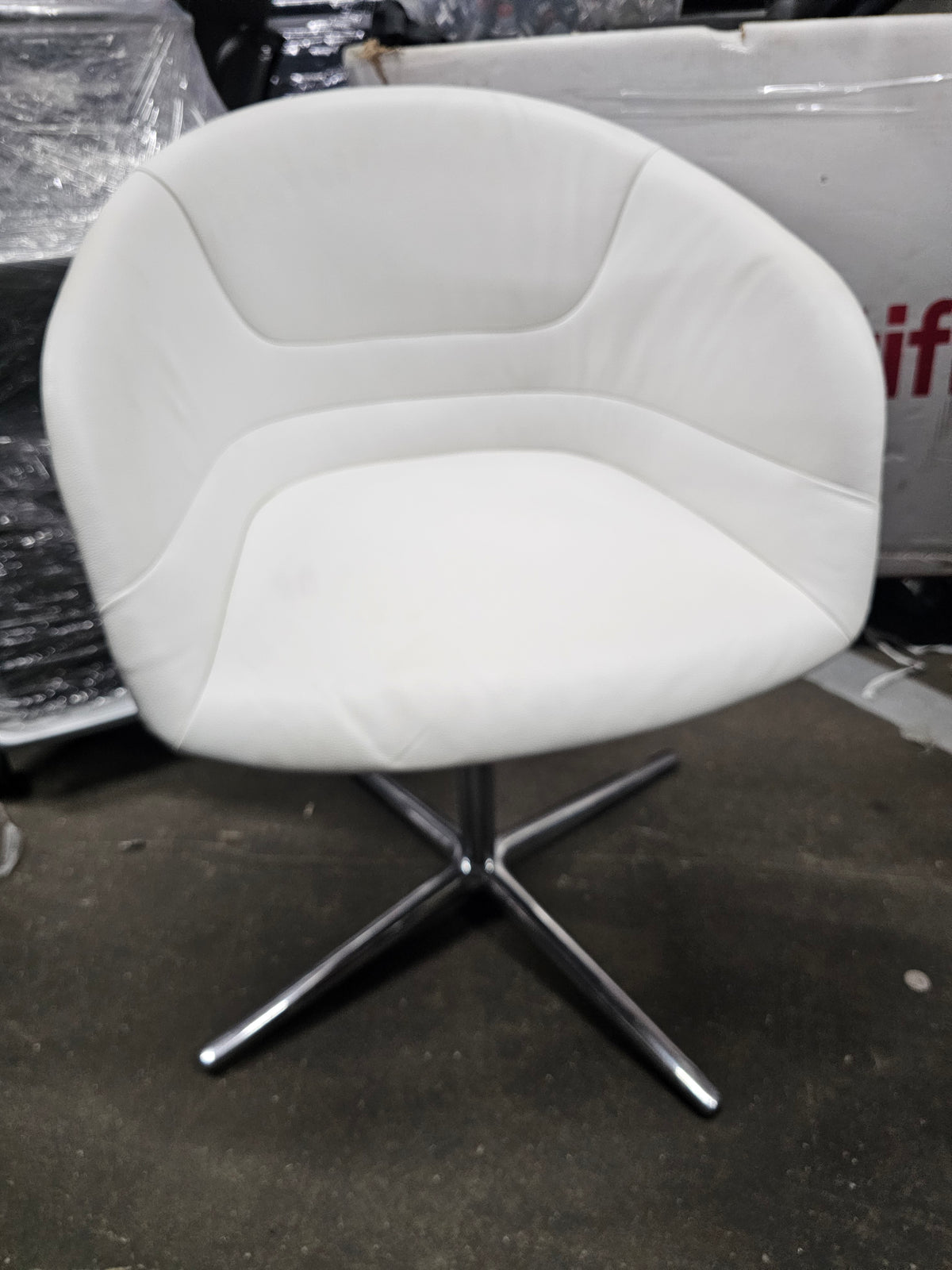 Walter Knoll Kyo Swivel Armchair in White Leather