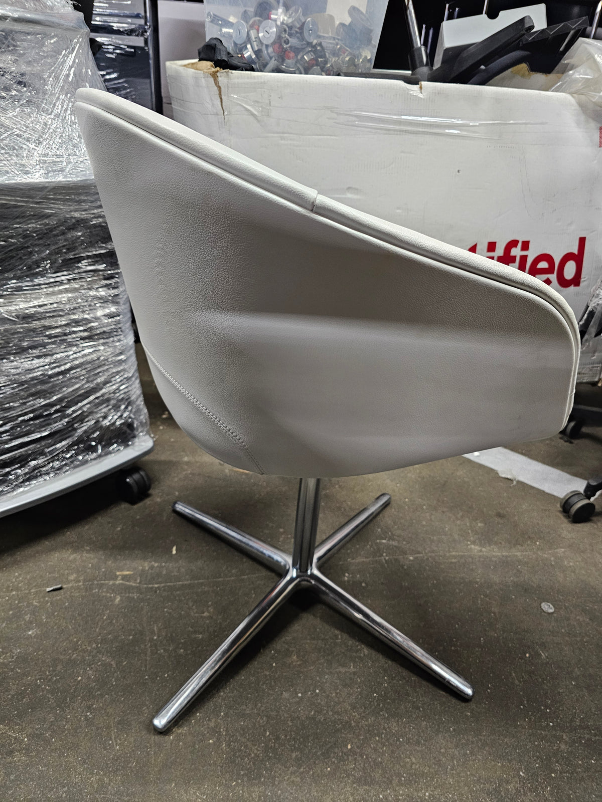 Walter Knoll Kyo Swivel Armchair in White Leather