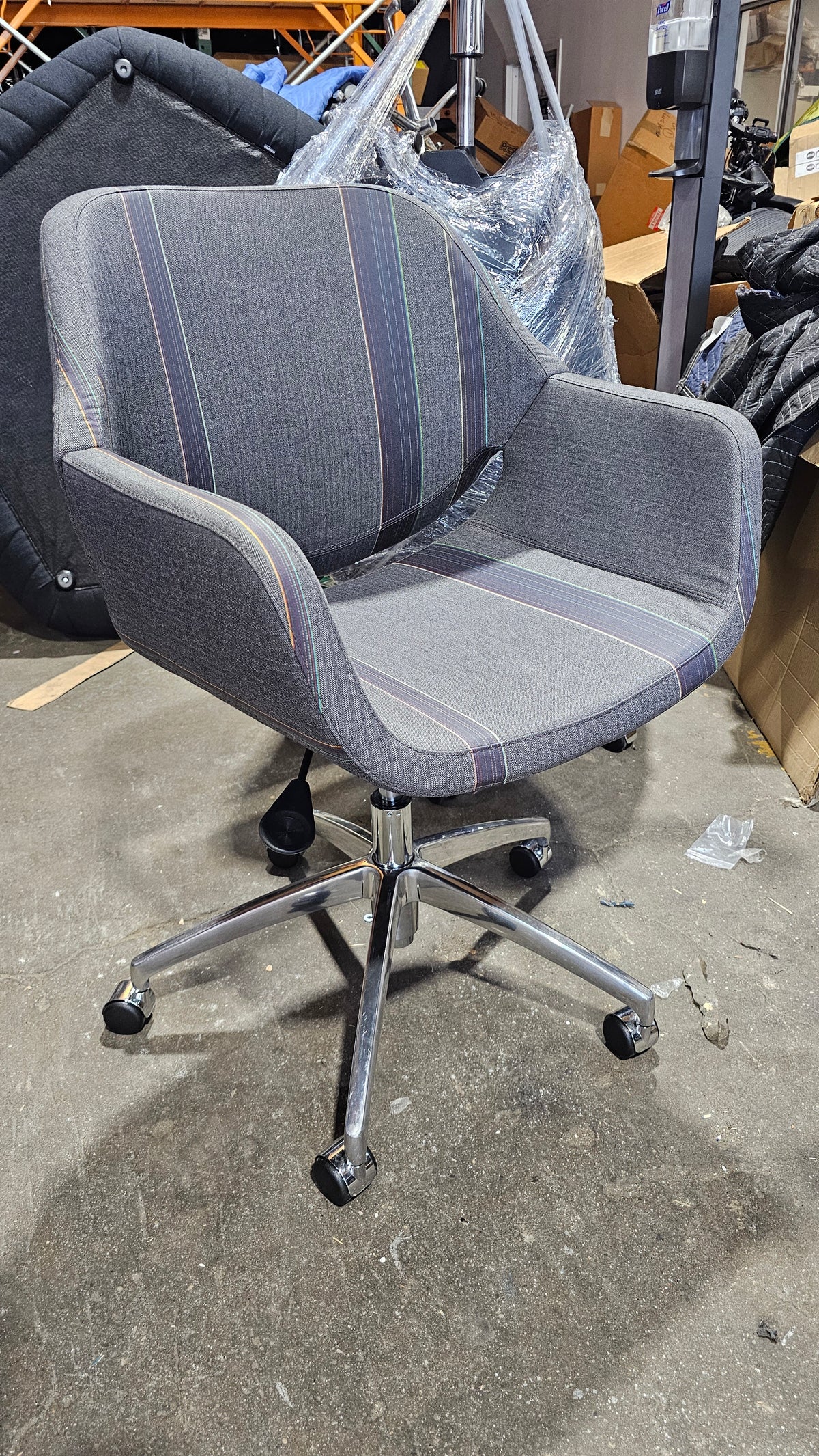 Artifort Gap Chair in Grey Patterned Fabric