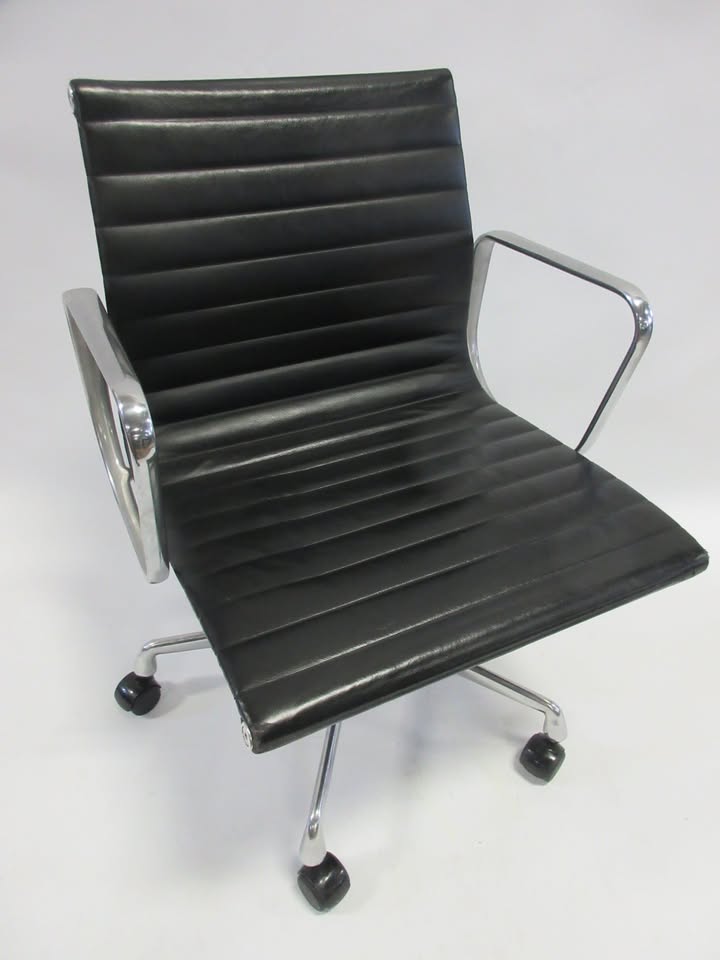 Herman Miller Eames Aluminum Group Management Chair in Black Leather, EA335