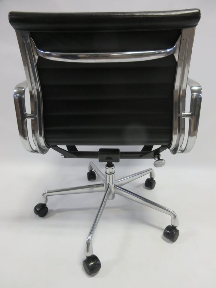 Herman Miller Eames Aluminum Group Management Chair in Black Leather, EA335