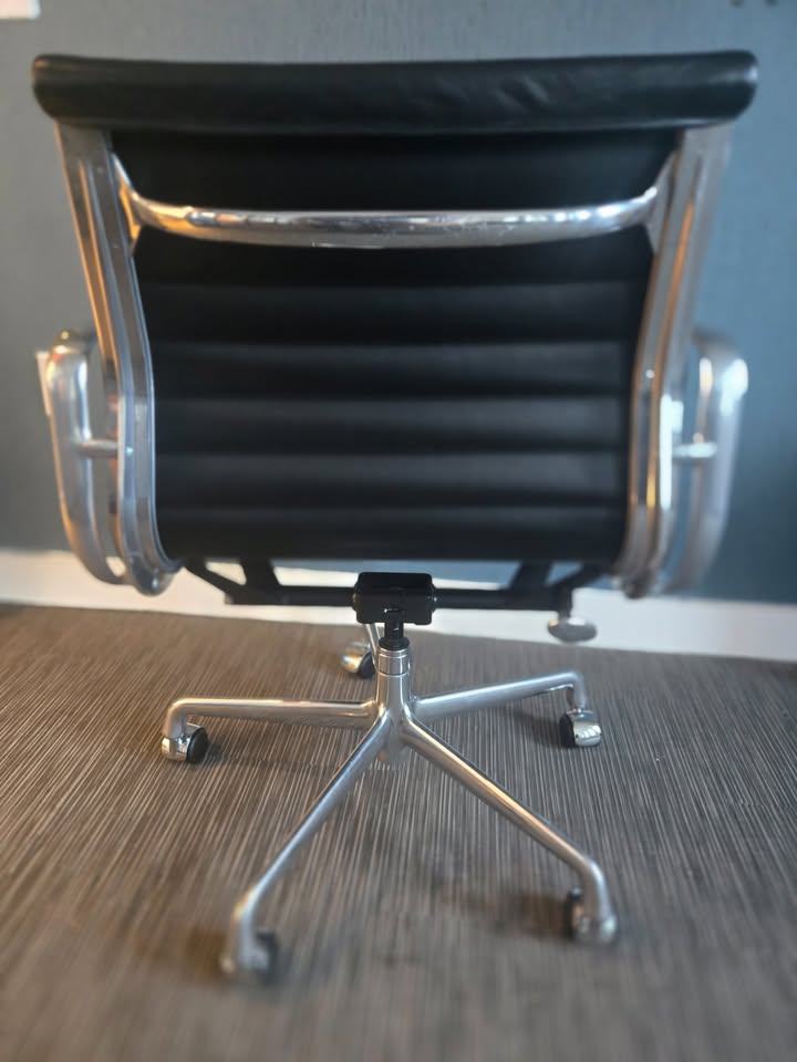 Herman Miller Eames Aluminum Group Management Chair in Black Leather, EA335