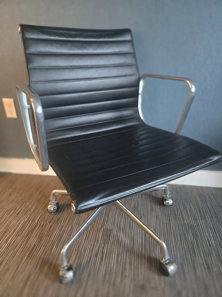 Herman Miller Eames Aluminum Group Management Chair in Black Leather, EA335