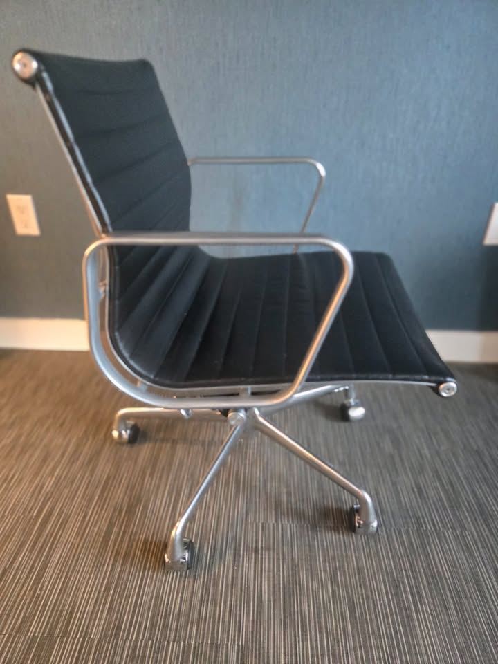 Herman Miller Eames Aluminum Group Management Chair in Black Leather, EA335