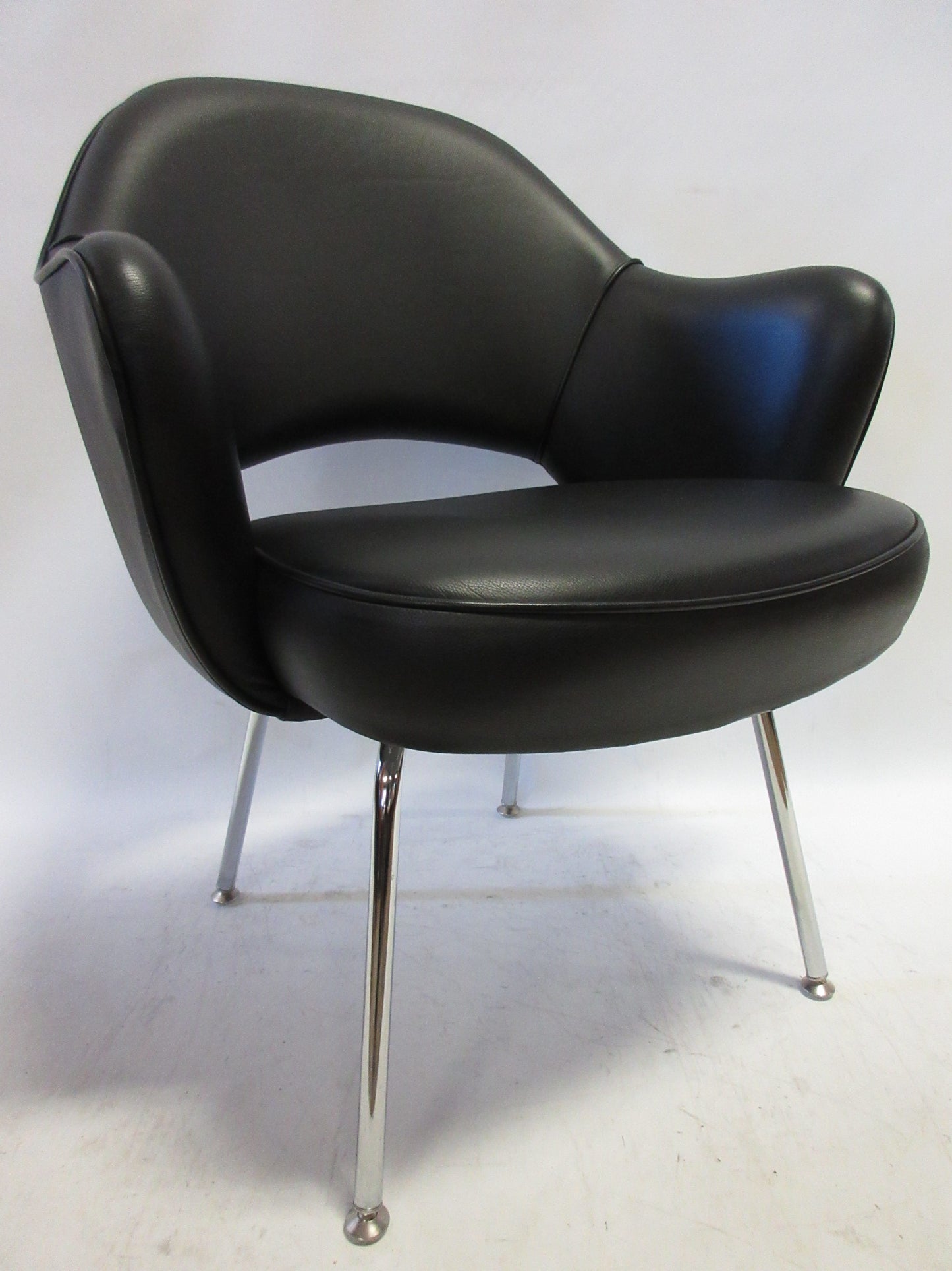 Knoll Saarinen Executive Armchair in Black Leather (Original)