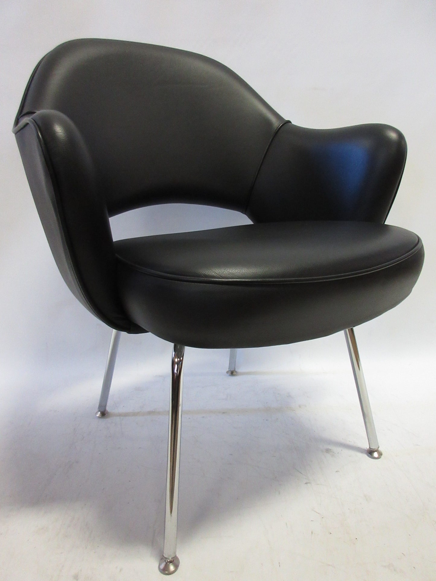 Knoll Saarinen Executive Armchair in Black Leather (Original)