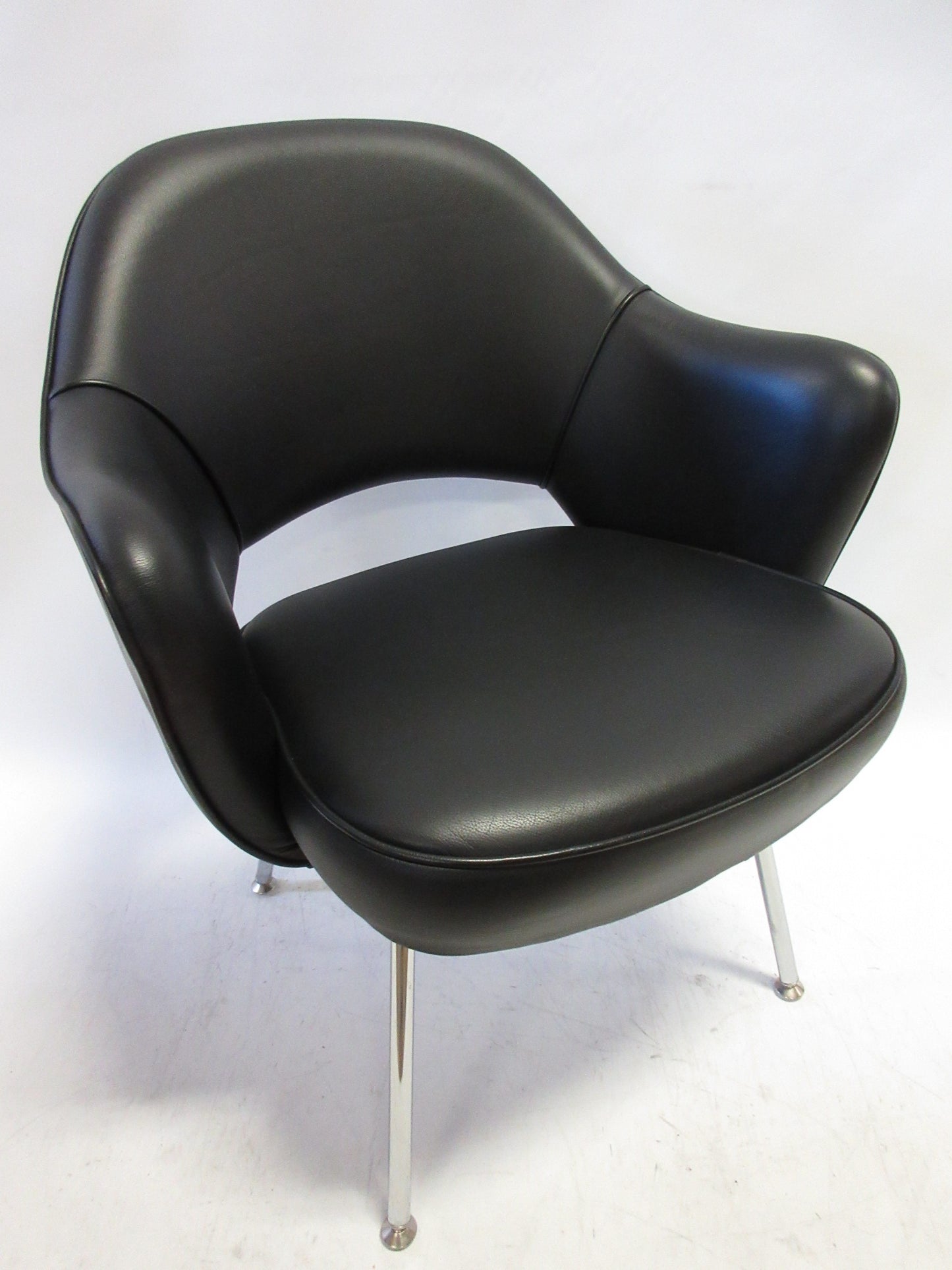 Knoll Saarinen Executive Armchair in Black Leather (Original)