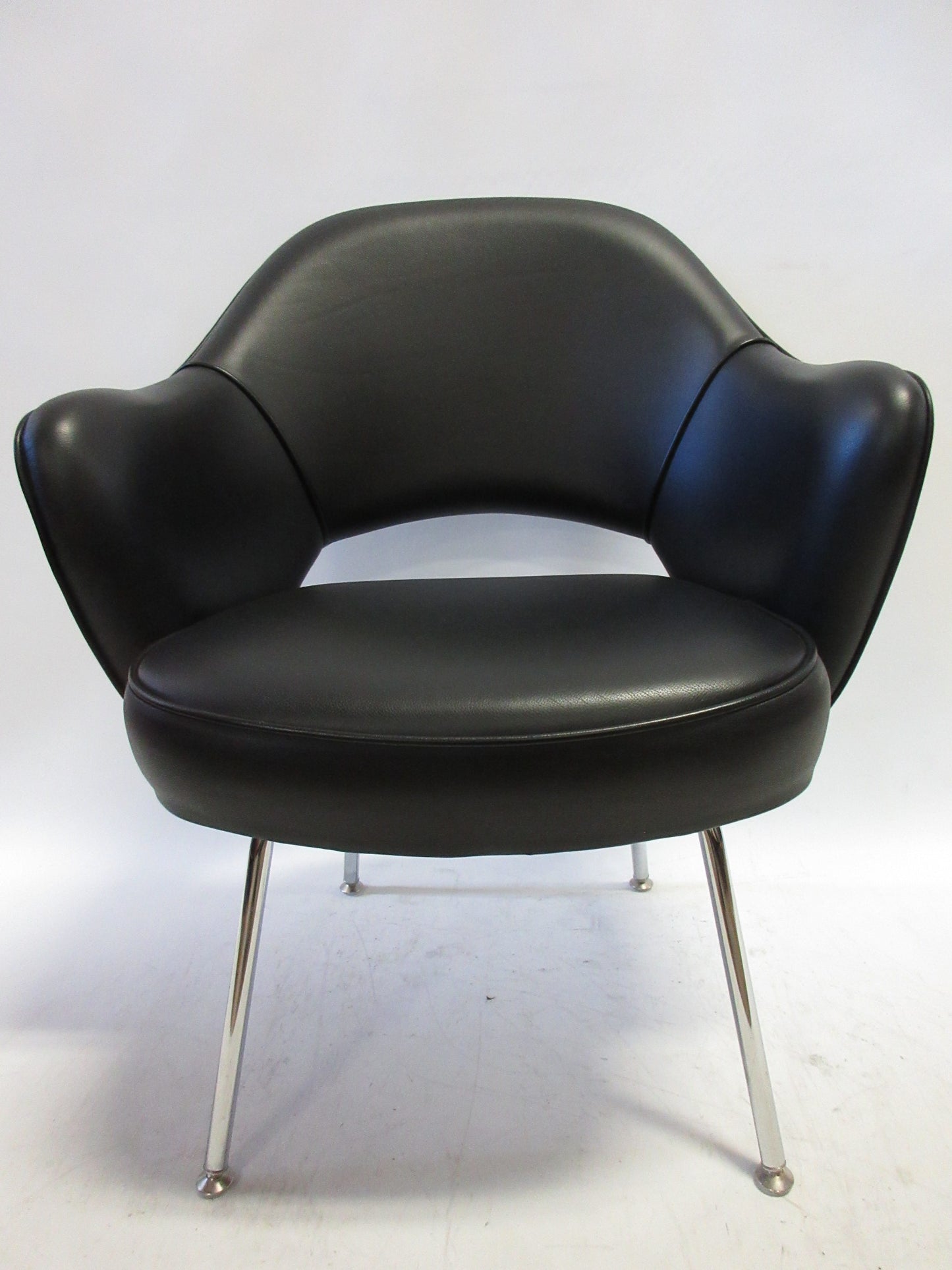 Knoll Saarinen Executive Armchair in Black Leather (Original)