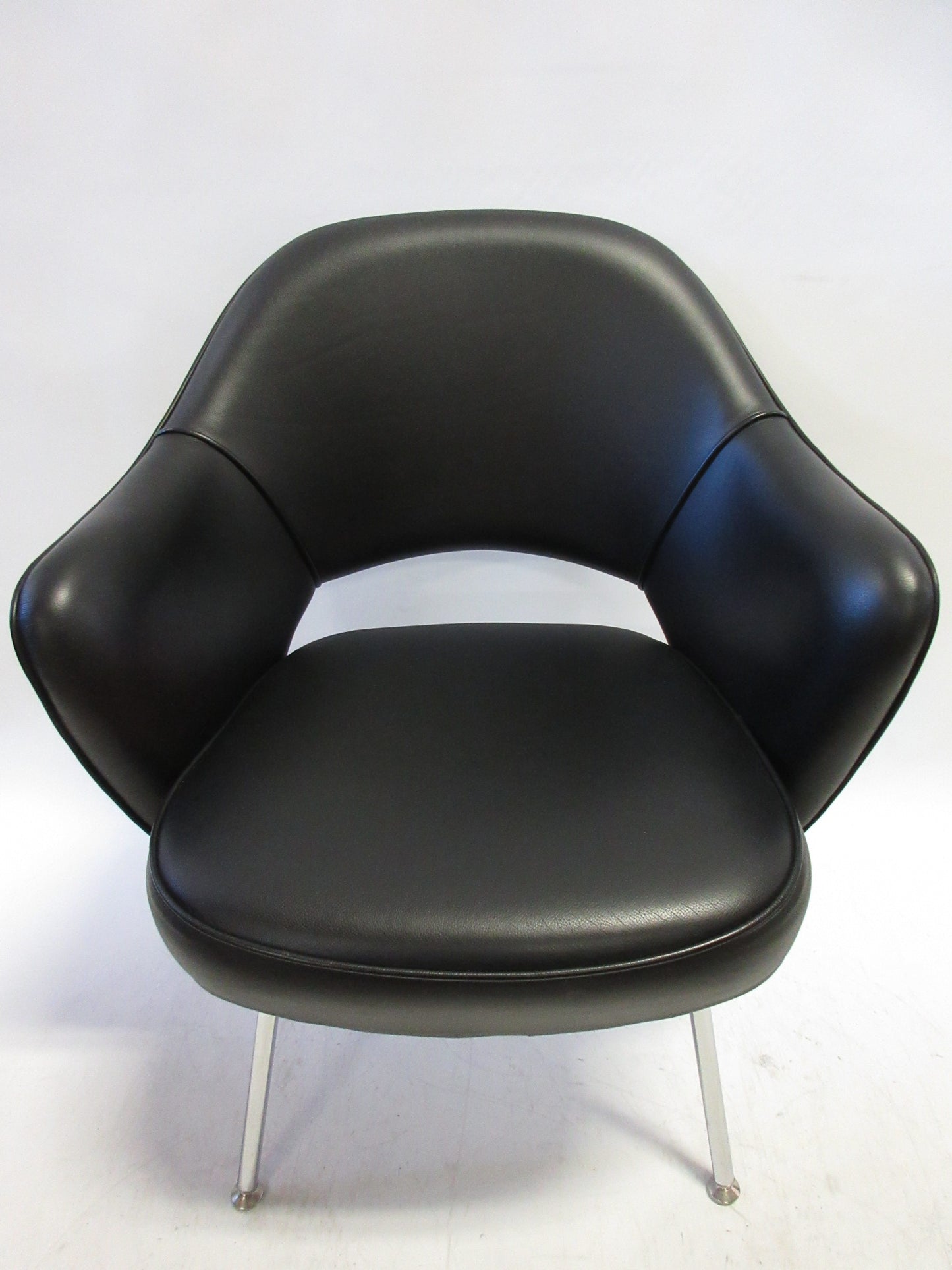 Knoll Saarinen Executive Armchair in Black Leather (Original)