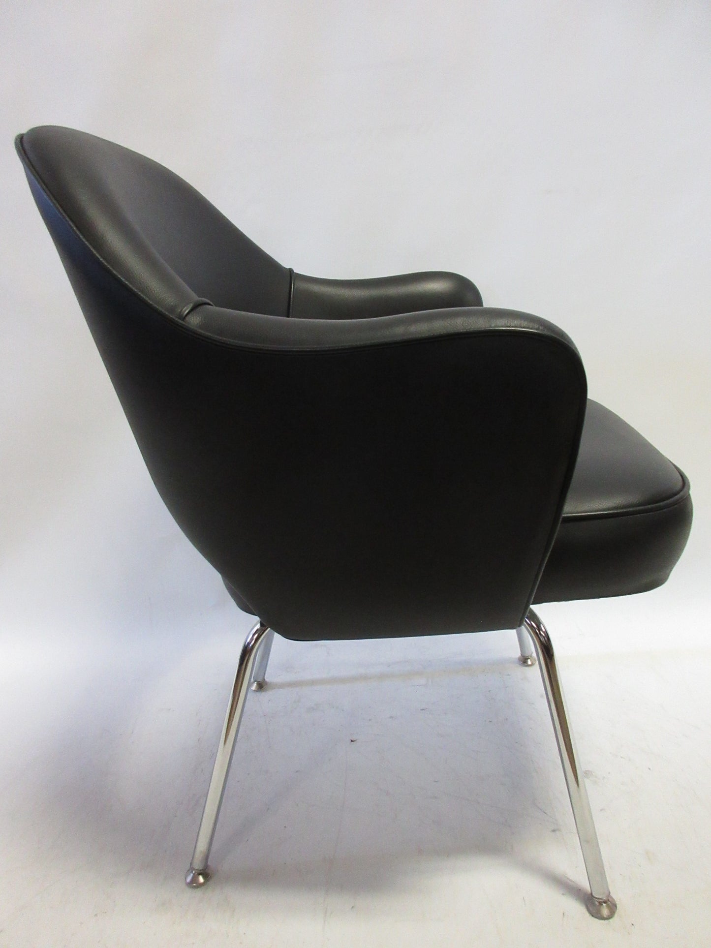 Knoll Saarinen Executive Armchair in Black Leather (Original)