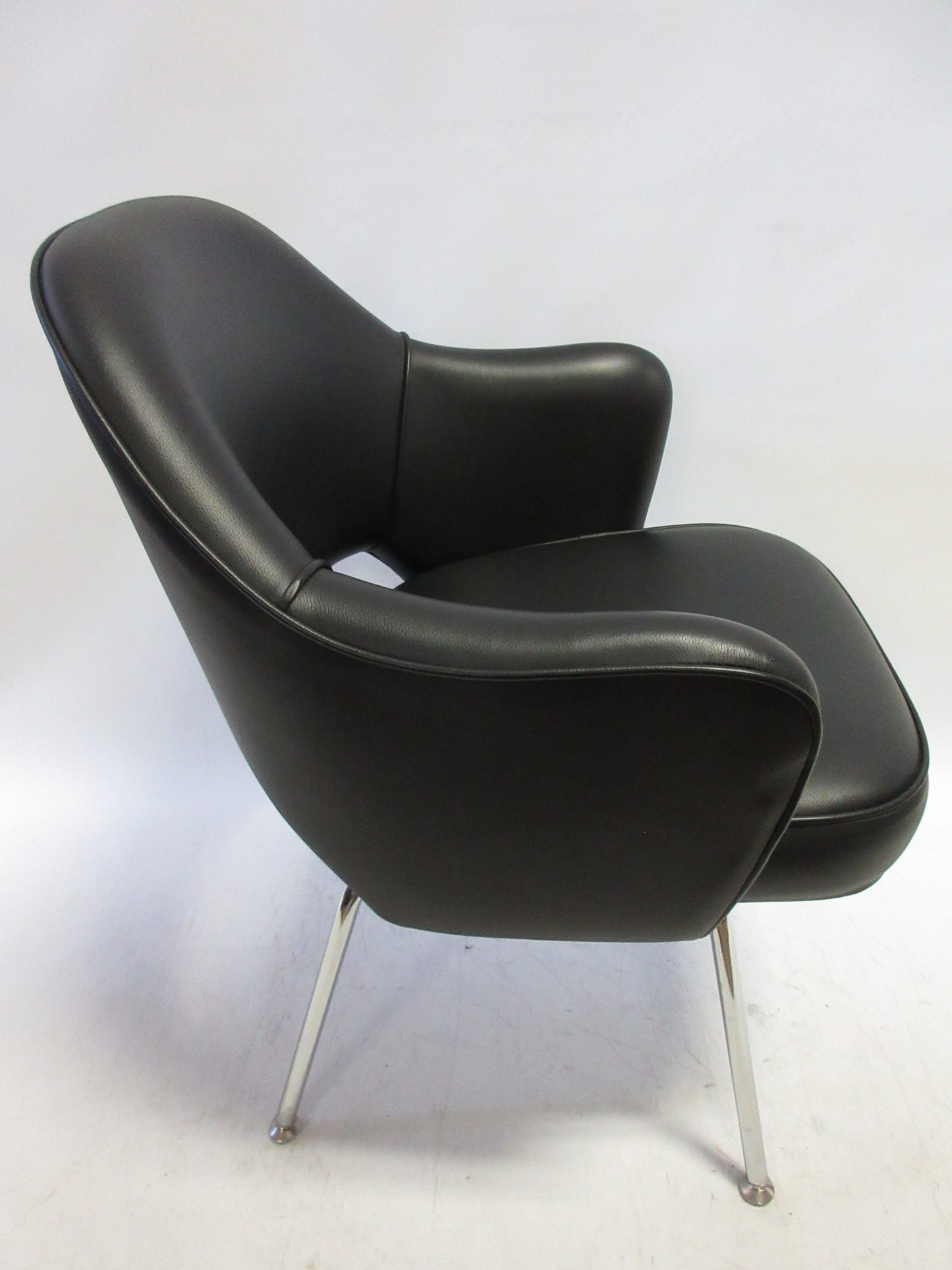 Knoll Saarinen Executive Armchair in Black Leather (Original)