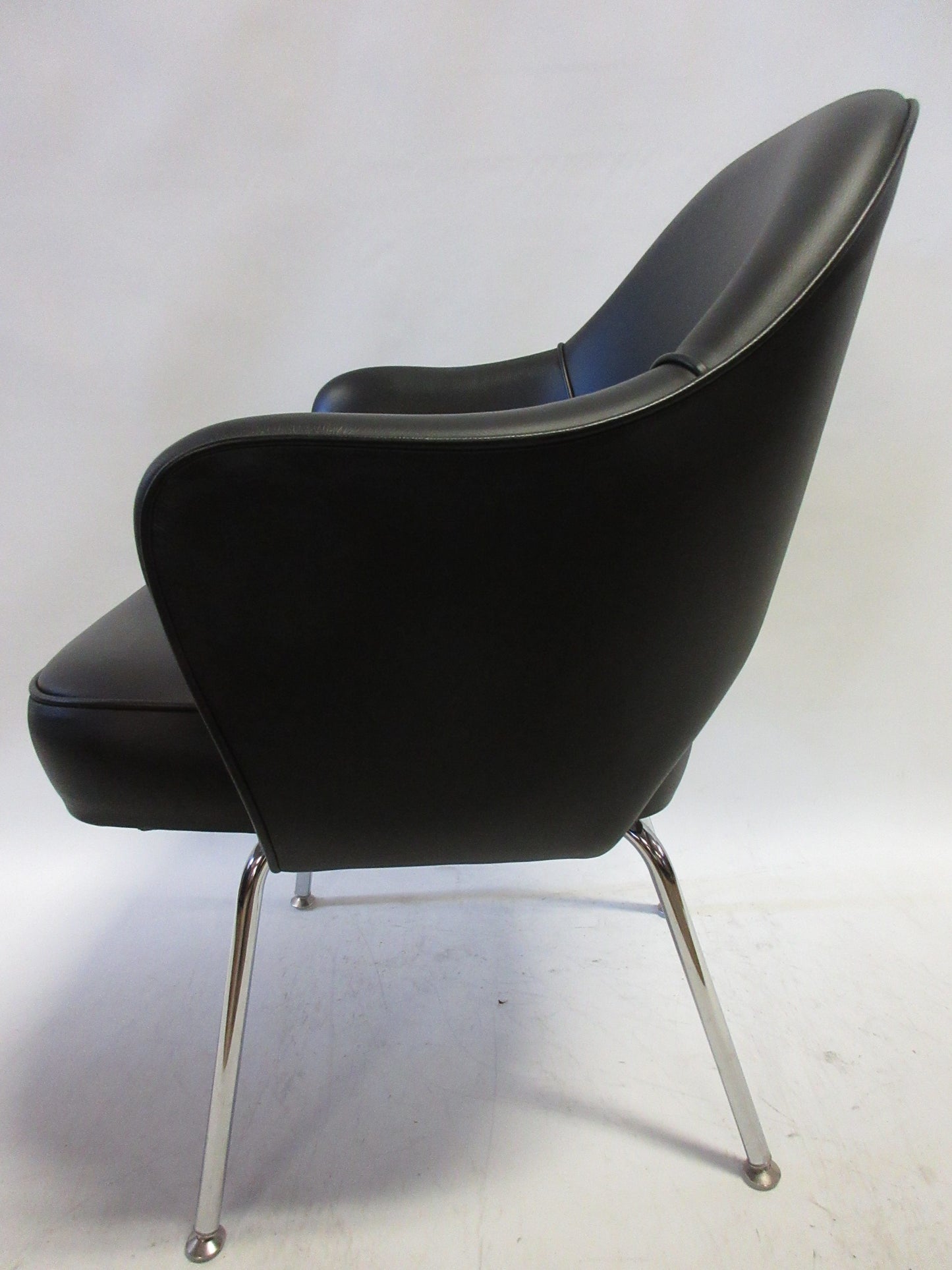 Knoll Saarinen Executive Armchair in Black Leather (Original)