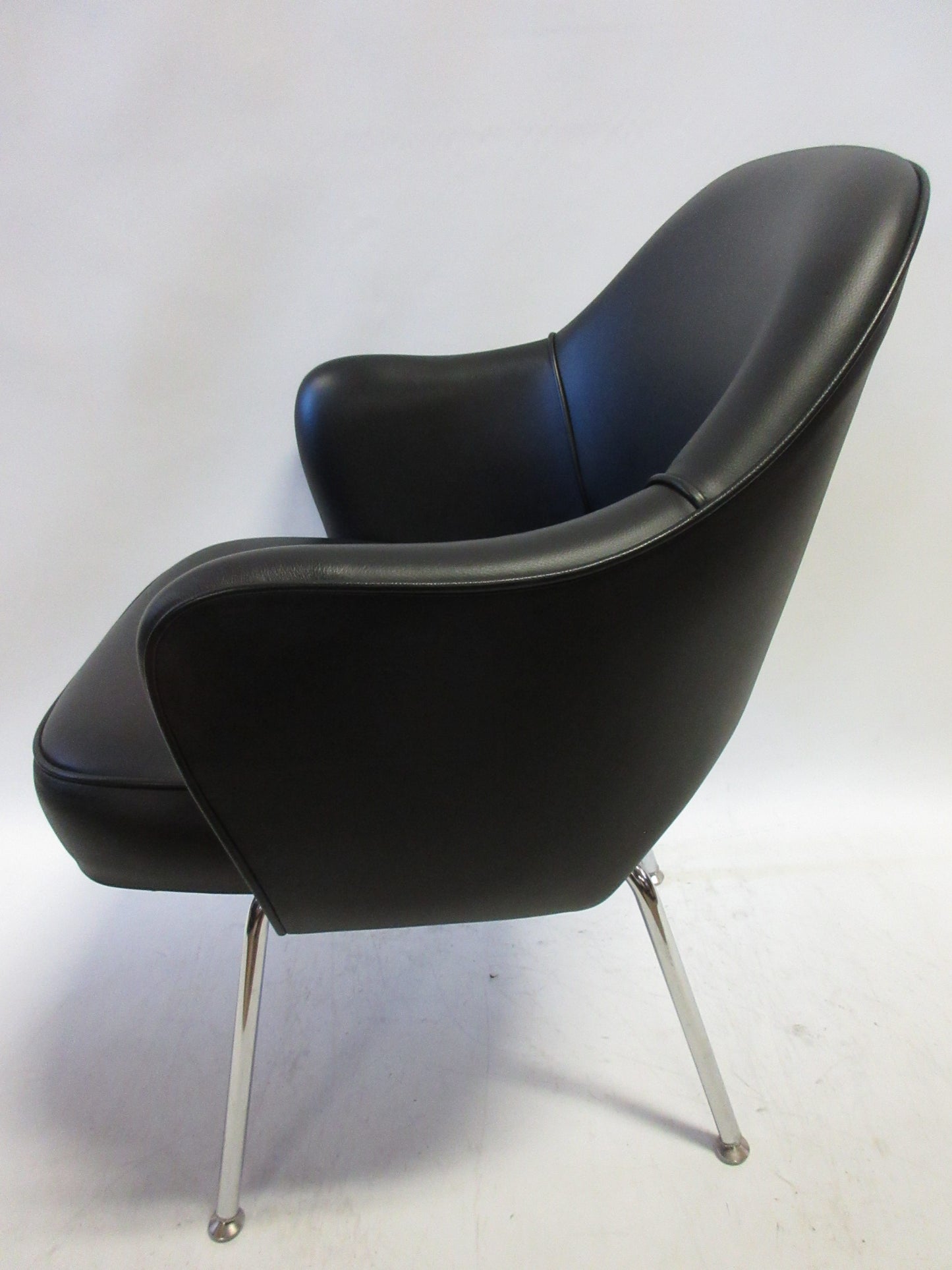 Knoll Saarinen Executive Armchair in Black Leather (Original)