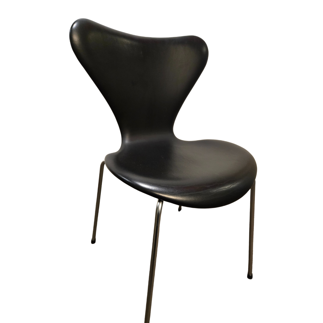 Fritz Hansen Series 7 Chair in Black Leather (Original)